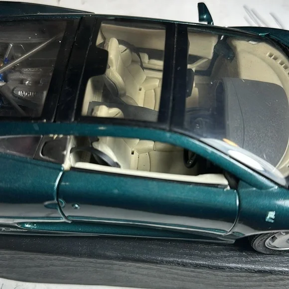 Vintage 1:18 scale diecast model of a 1992 Jaguar XJ220, manufactured by Maisto. - Picture 8 of 10